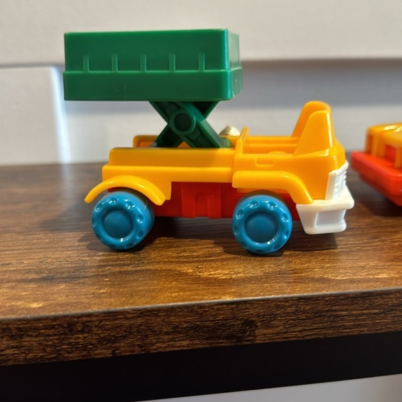Vintage Playskool Pickup Dump Crane Farm Truck Yellow Cab Green Bed Blue Wheels - Picture 4 of 7